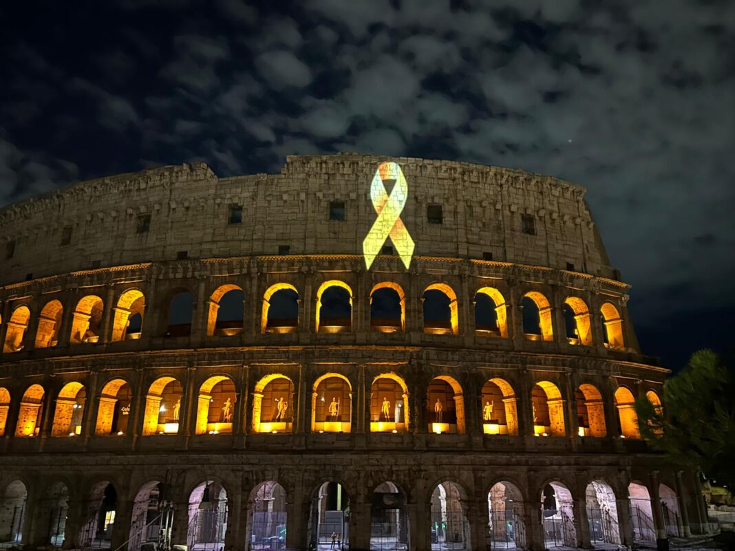 Il Colosseo trasformato in un simbolo di speranza dorata.