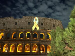 Il Colosseo trasformato in un simbolo di speranza dorata per le famiglie che devono affrontare il dramma di un cancro pediatrico