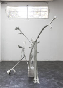 QUANTUM MACHINE (1). EMPATHY SO DIFFICULT TO CRACK, FORM NO LONGER FOLLOWS FUNCTION, NEO-ERGONOMICS HAUNTED BY THE CHAOS OF FLESH, 2018Bastoni protesici, pelle, elastico, mattoni, acrilico, pellicola di plastica, LED
160x170cm
Courtesy gli Artisti

