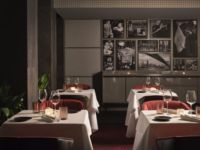 Jazz live performance al Rivington con skyline Milano