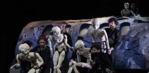 Debutta al Teatro Vascello la prima nazionale di Oltre premiato al Hystrio-Altre Muse 2025 – Oblo.it OLTRE. Come 16+29 persone hanno attraversato il disastro delle Ande