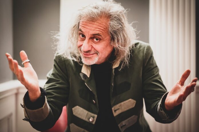 Alessandro Bergonzoni in performance teatrale contemporanea