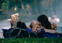 Slow-mo travel: 7 giovani su 10 preferiscono il viaggio alla meta Slow travel Italia giovani viaggiatori borgo tramonto