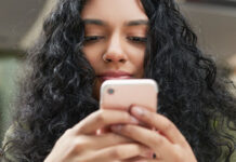 L’SMS conquista la Gen Z: il 90% dei giovani italiani li legge entro tre minuti