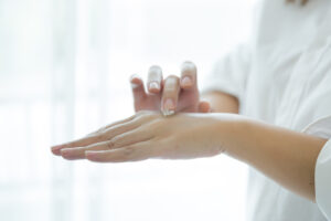 Una crema idratante specifica può aiutare a contrastare secchezza, screpolature e perdita di elasticità della pelle delle mani. – Oblo.it Una crema idratante specifica può aiutare a contrastare secchezza, screpolature e perdita di elasticità della pelle delle mani.